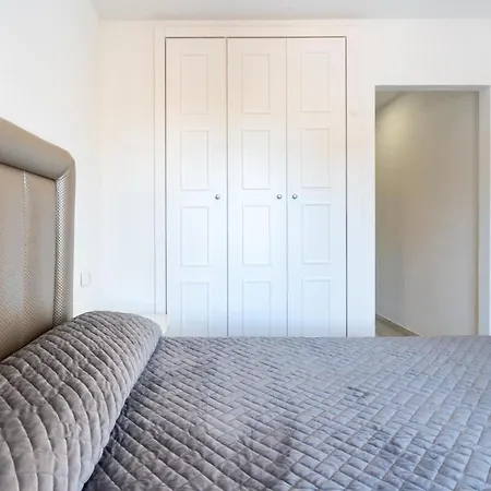 Chic Coastal With Pool - And, Parking Apartment *