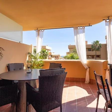 Chic Coastal With Pool - And, Parking Apartment