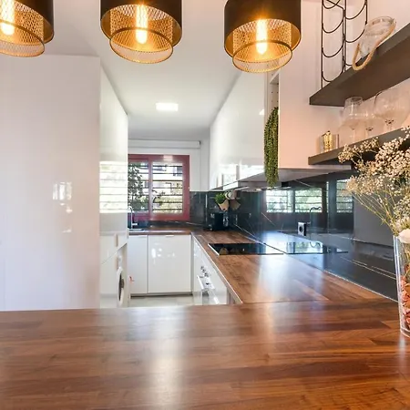 Chic Coastal With Pool - And, Parking Apartment