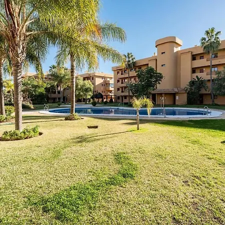Chic Coastal With Pool - And, Parking Apartment
