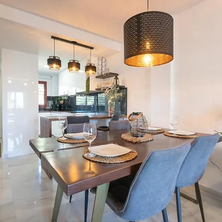 Apartment Chic Coastal With Pool - And, Parking